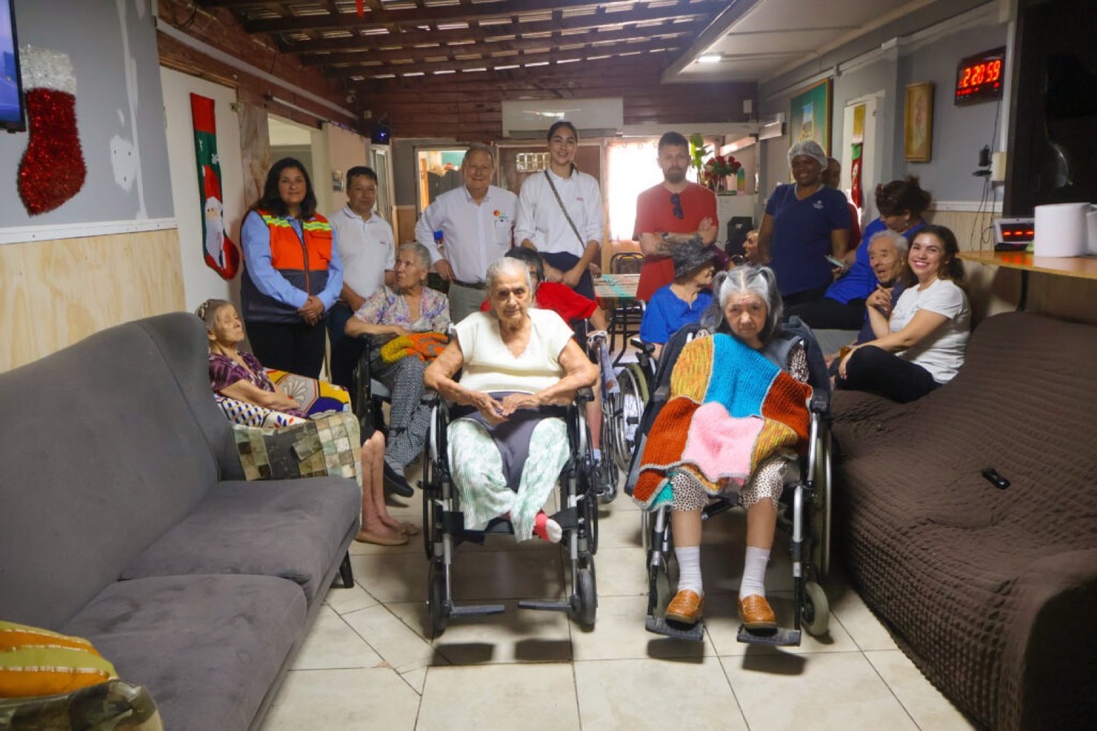 Voluntarios de la Fundación Somos Chile junto a la comunidad de Laguna Verde